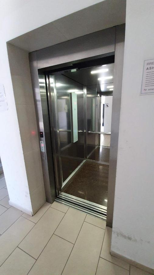 Rovena'S Apartment - Free Parking Tiranë Ngoại thất bức ảnh